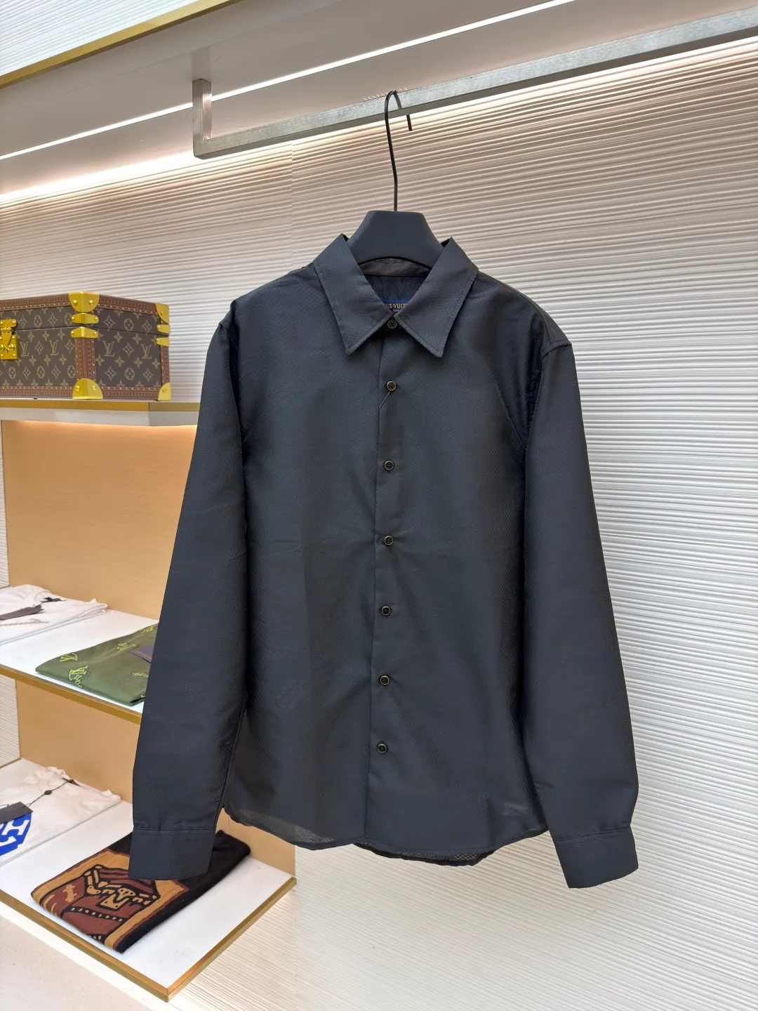 LOUIS VUITTON checkerboard jacquard long-sleeved shirt ●Original version: purchased and developed by 7269 ●Item number: 1681030-A85 ●Fabric: mulberry silk fabric ●Technology: full-width jacquard production ●Version: fitted version ●Weight: about 285 grams ●Size: S-M-L-XL ●Description: Customized mulberry silk jacquard fabric, 75D high temperature, fermented fabric wash, customized buttons, customized logo, jacquard embellishment to upgrade the gorgeous style of woolen evening suit with exquisite luster texture. The overall wiring is straight and delicate, the fabric is comfortable and soft, and the color is consistent without color difference. It can be matched with the same style to create a fashionable look and control various occasions. Customized accessories, complete with three standards, same style for men and women!